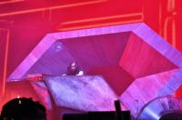 Seit knapp zwei Jahren tritt Sonny Moore erst unter dem Namen Skrillex auf. Trotzdem wei&#223; er schon Millionen von Fans zu begeistern. Auch am Freitag st&#252;rmte das Publikum in Scharen zu seinem Auftritt als kr&#246;nenden Abschluss des ersten Festival-Tages. Mit einer Mega-B&#252;hnen-Show aus riesigem LED-Bildschirm und Pyrotechnik heizte Skrillex die Massen an. Remixes von &#8222;Good Feeling&#8220; wurden dabei genauso abgefeiert wie sein gro&#223;er Hit &#8222;Bangarang&#8220;. Foto: Britta Flachmeier/Mailin Erlinger
