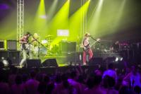 Bei den hohen Temperaturen und der Luftfeuchtigkeit, die in einem Hallenbad herrschen, sind freie Oberkörper definitiv sinnvoll. Foto: Nass/Telekom Street Gigs