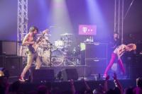 Während die Band auf der Bühne schwitzen muss, steht das Publikum im kühlen Nass und macht dort Stimmung. Foto: Nass/Telekom Street Gigs