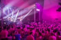 Wer sich sonst das Crowdsurfen nicht zutraut. Hier bekommt man die einmalige Gelegenheit. Immerhin fällt man weich. Foto: Nass/Telekom Street Gigs
